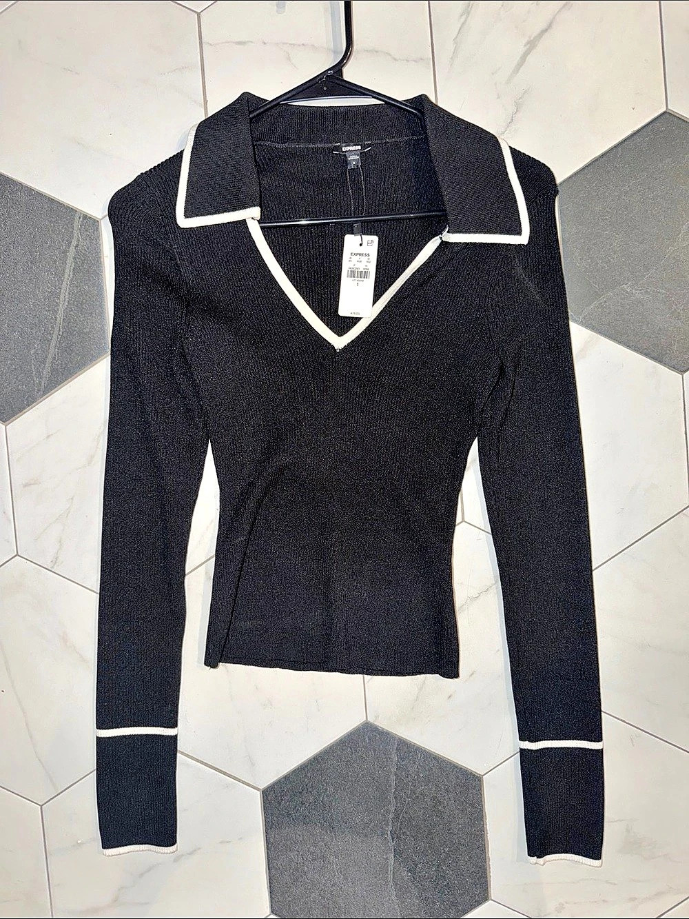 NWT Express Contrast Trim V-Neck Sweater in Black & White